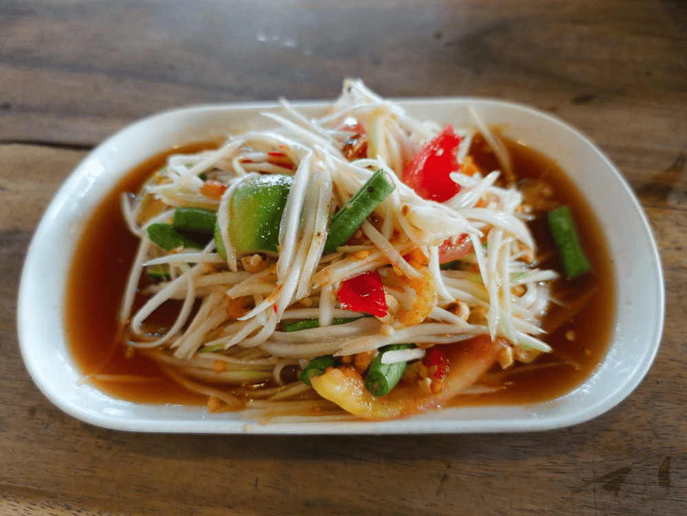 Papaya salad, with a blend of sweet, sour, spicy, and salty flavors and crunchy papaya, brings an explosion of attractive flavors (Source: Pexels)